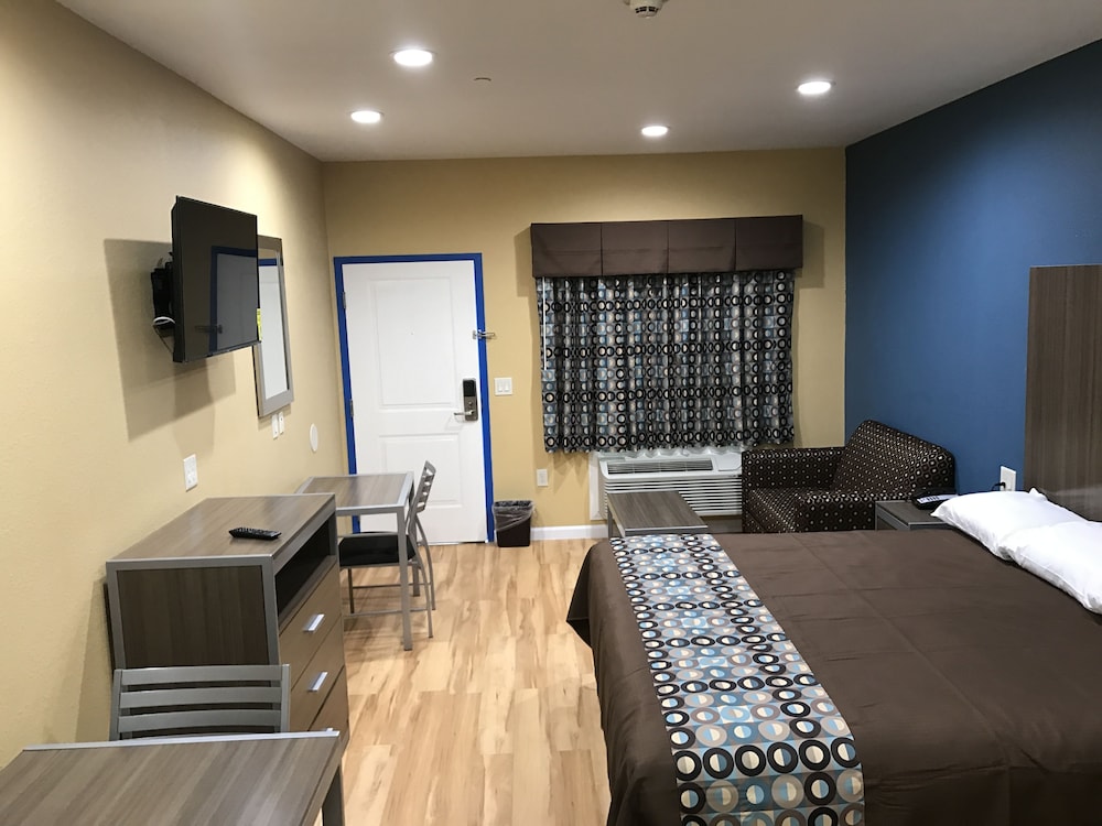 Deluxe Inn & Suites Baytown - photo 5