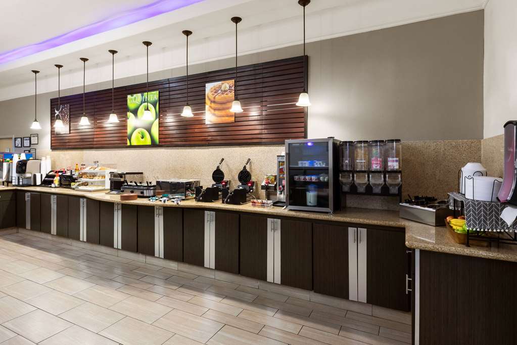 La Quinta Inn & Suites by Wyndham Deer Park - photo 33