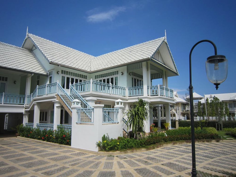 Moon Margo — 4-Star Luxury Hotel in Cha-Am, Thailand