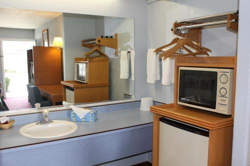 Economy Inn Watsonville - photo 3