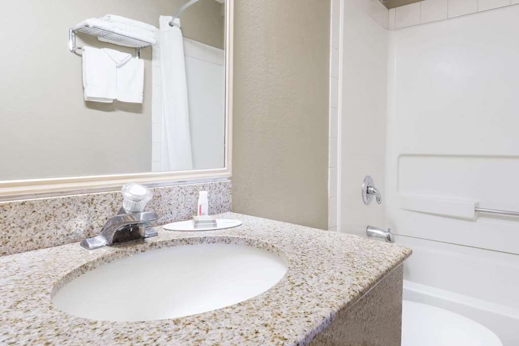 Super 8 by Wyndham Topeka Wanamaker RD I 70 - photo 5