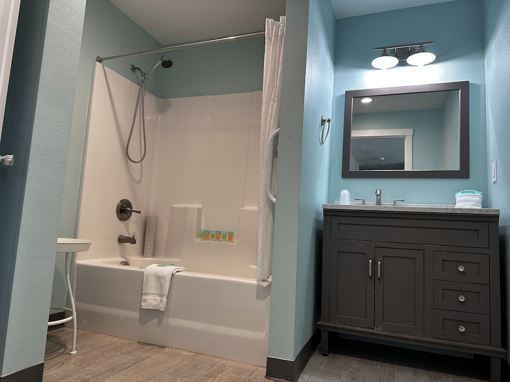 The Coastal Inn and Suites - photo 136