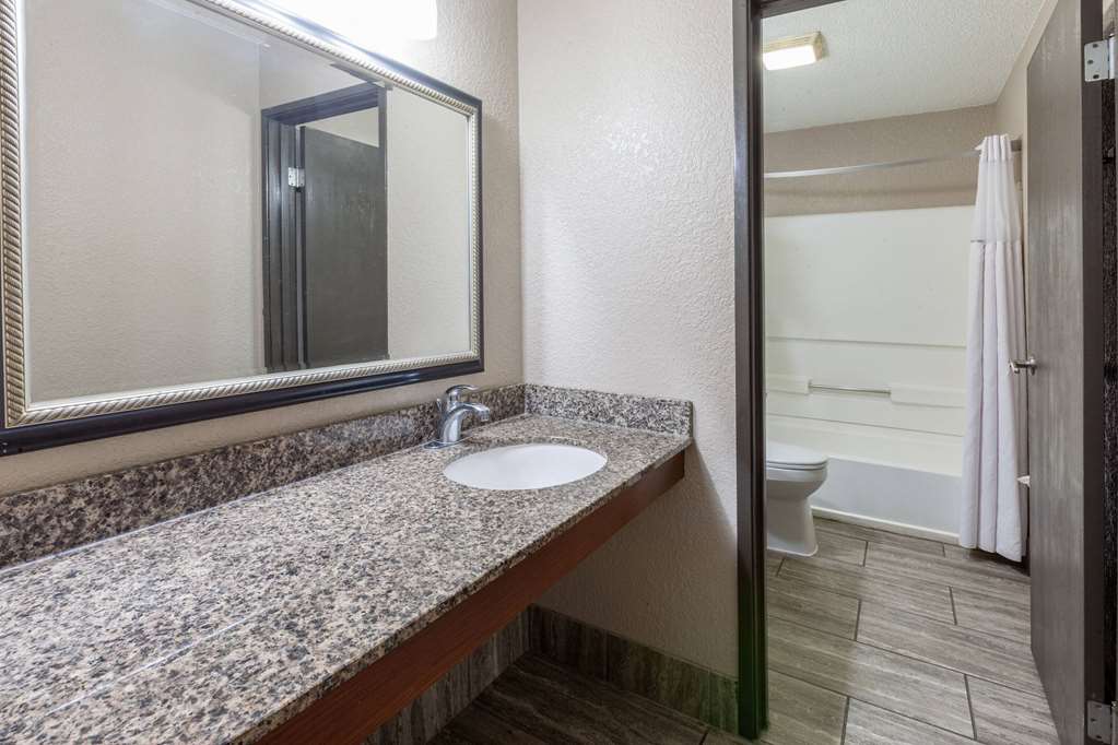 Super 8 by Wyndham Roseville Detroit Area - photo 30