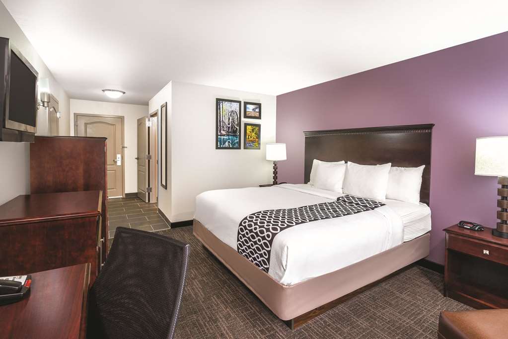 La Quinta Inn & Suites by Wyndham Rome - photo 19