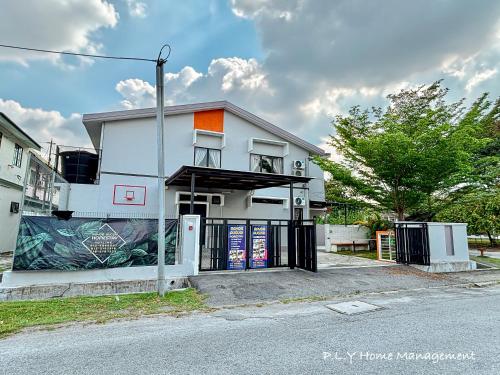 Bercham Landed CornerLot 6BR with Karaoke Set & BBQ in Ipoh, Malaysia