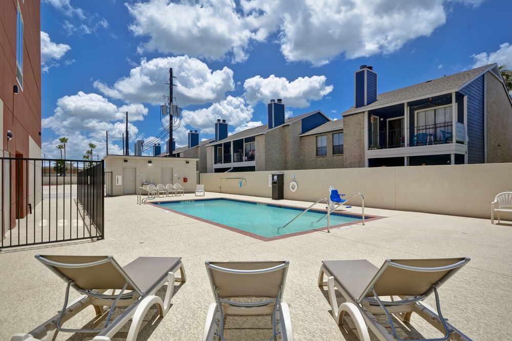 Holiday Inn Express & Suites Houston NASA Boardwalk Area by IHG - photo 23