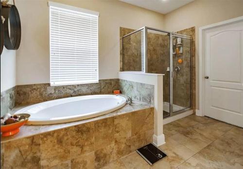 2 King Bed Hot Tub Home — 4-Star Luxury Hotel in Tampa, United States