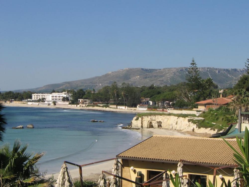 Villa Near the sea in Full Relaxation Large Garden Wi fi — 4-Star Luxury Hotel in Siracusa, Italy