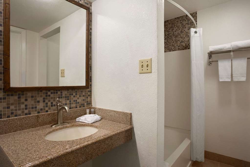 Super 8 by Wyndham Austin Downtown Capitol Area - photo 13