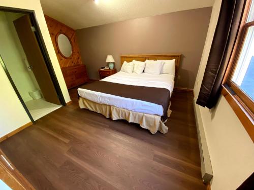 Woodlands Inn & Suites - photo 39