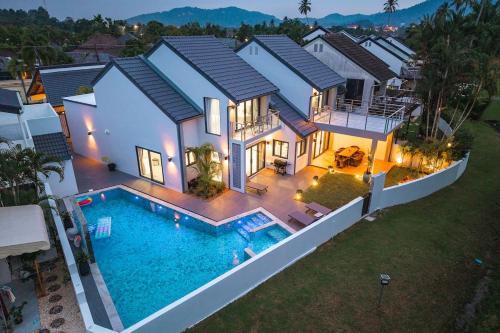 V192 Brand New Golf side 5BR Villa with Private Pool — 4-Star Luxury Hotel in Kathu, Thailand