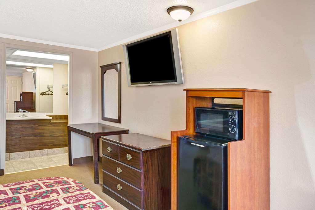 Knights Inn Madison Heights - photo 12