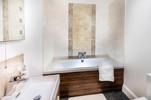 Modern & spacious 2 bed flat with secure parking