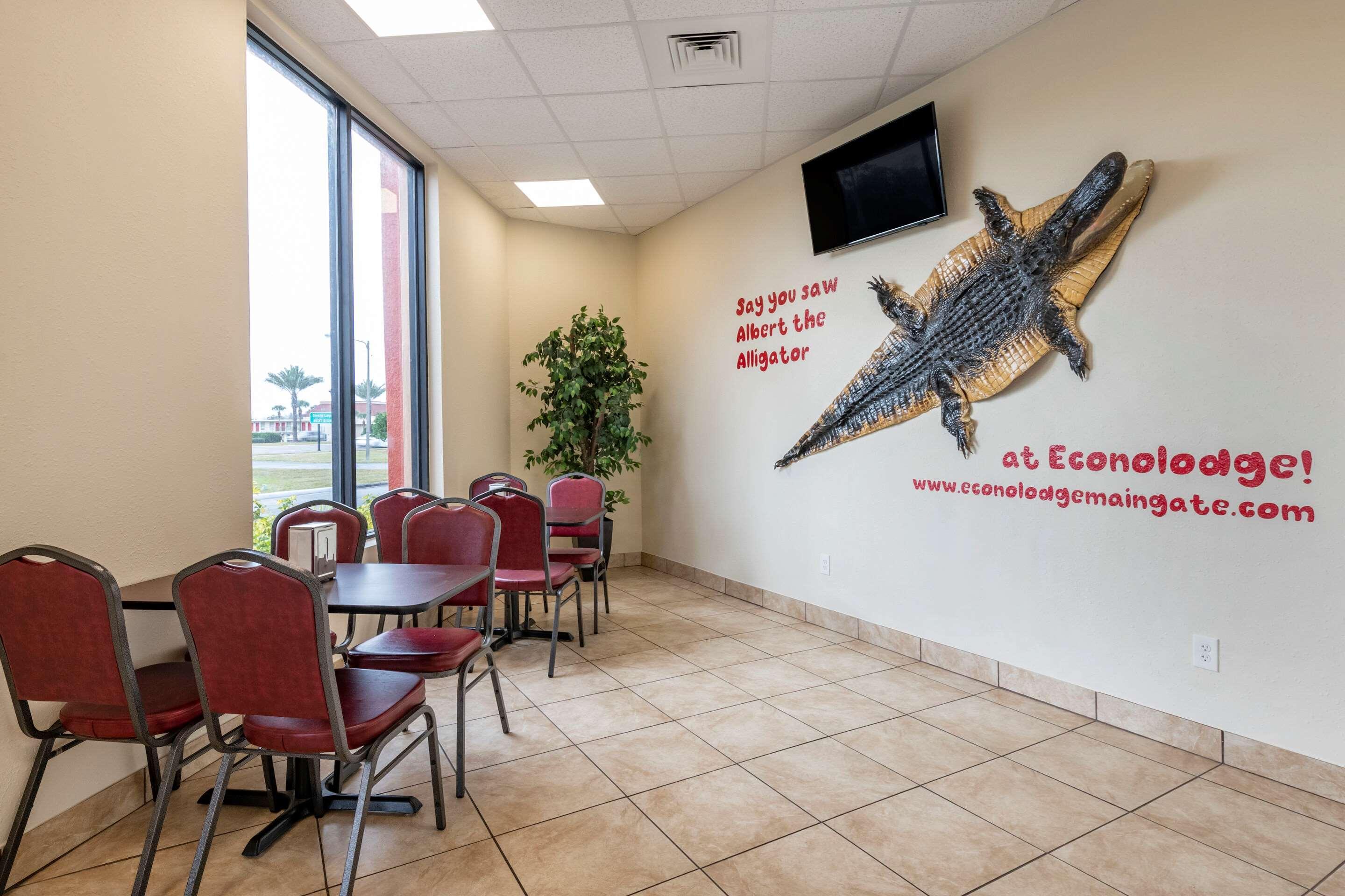 Econo Lodge Inn & Suites Maingate Central - photo 29