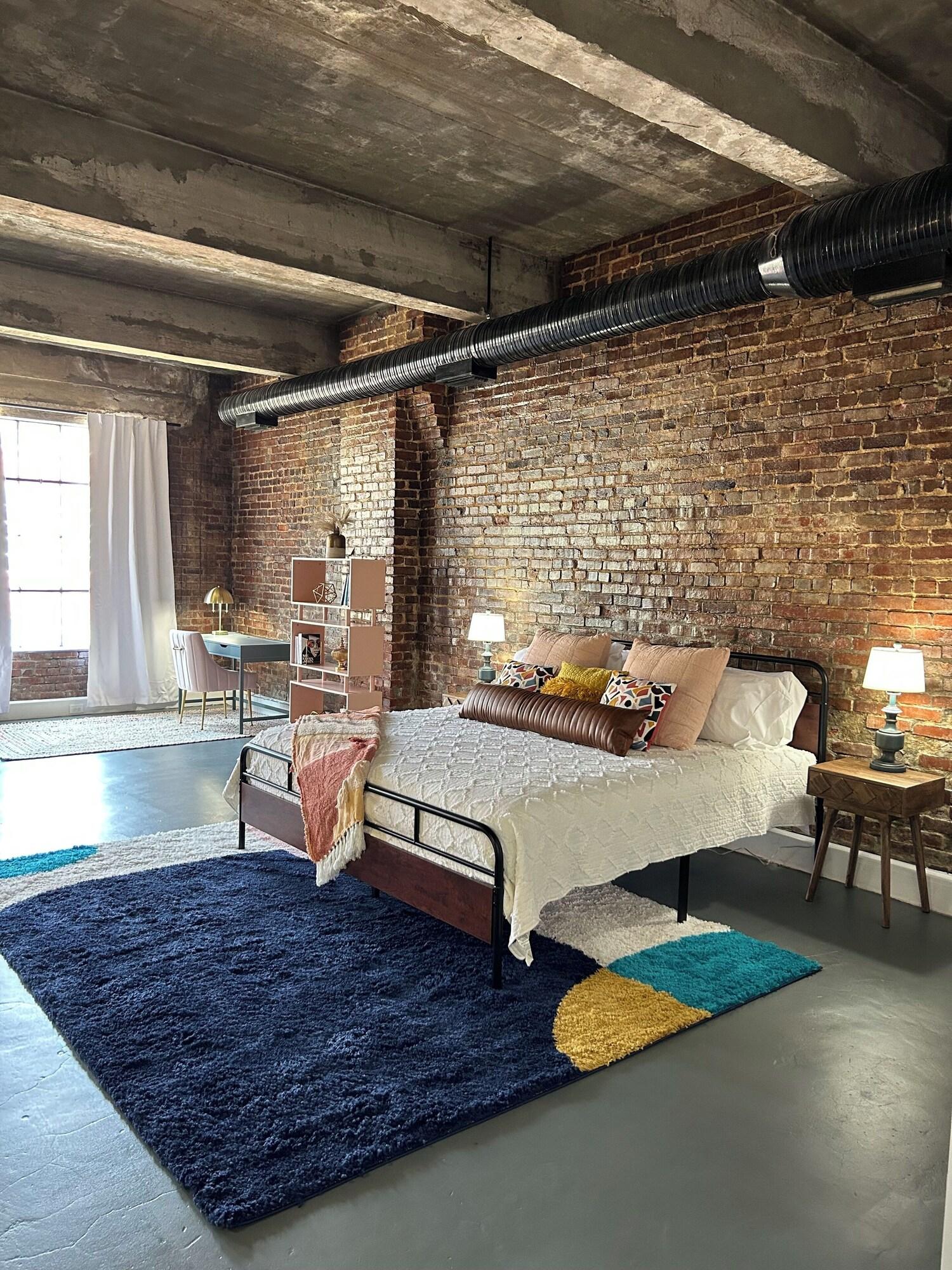 Charming Boho Loft on Historic Morris Ave — 4-Star Luxury Hotel in Birmingham, United States