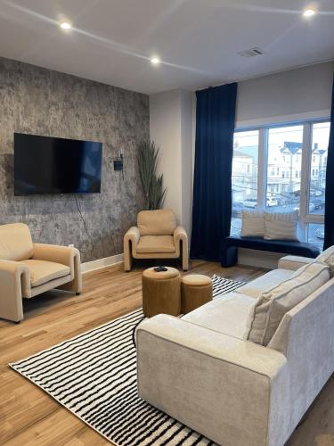 4br 5ba 4 Car Parking Bonus Rm and Back Yard — 4-Star Luxury Hotel in East Newark, United States