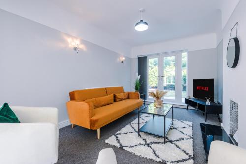Premium 3 Bed Detached by Papermill Deeside Wirral — 4-Star Luxury Hotel in Bromborough, United Kingdom