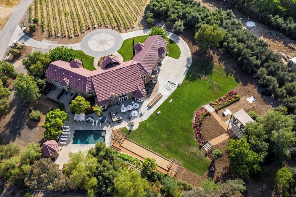 Sleeps 20 Vineyard Estate w Resort Pool Spa Game Room Wilson Creek Manor by AvantStay in Temecula, United States