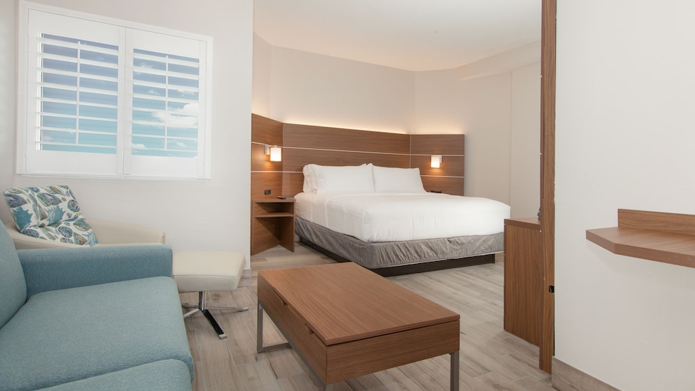 Holiday Inn Express & Suites Panama City Beach Beachfront by IHG - photo 8
