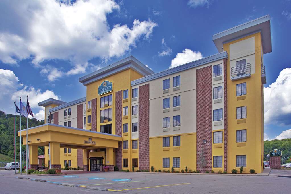 La Quinta Inn & Suites by Wyndham Elkview Charleston NE - featured photo