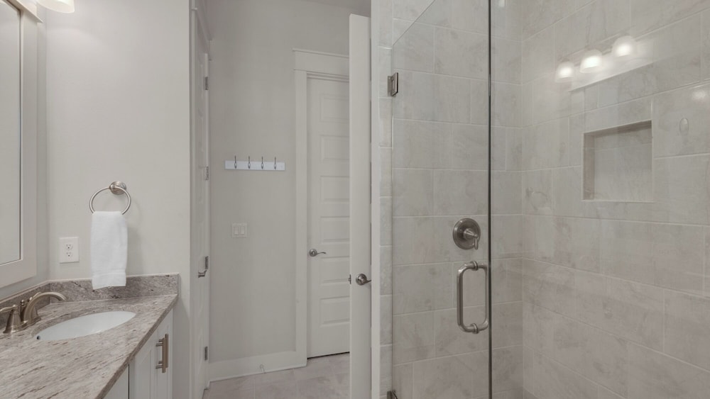 Modern Comfort Resort Style Pool: Perfect Prominence Location for 10 - photo 20