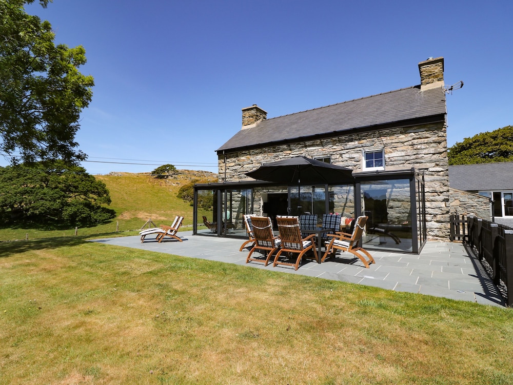 Garth Morthin The Farmhouse — 5-Star Luxury Hotel in Porthmadog, United Kingdom