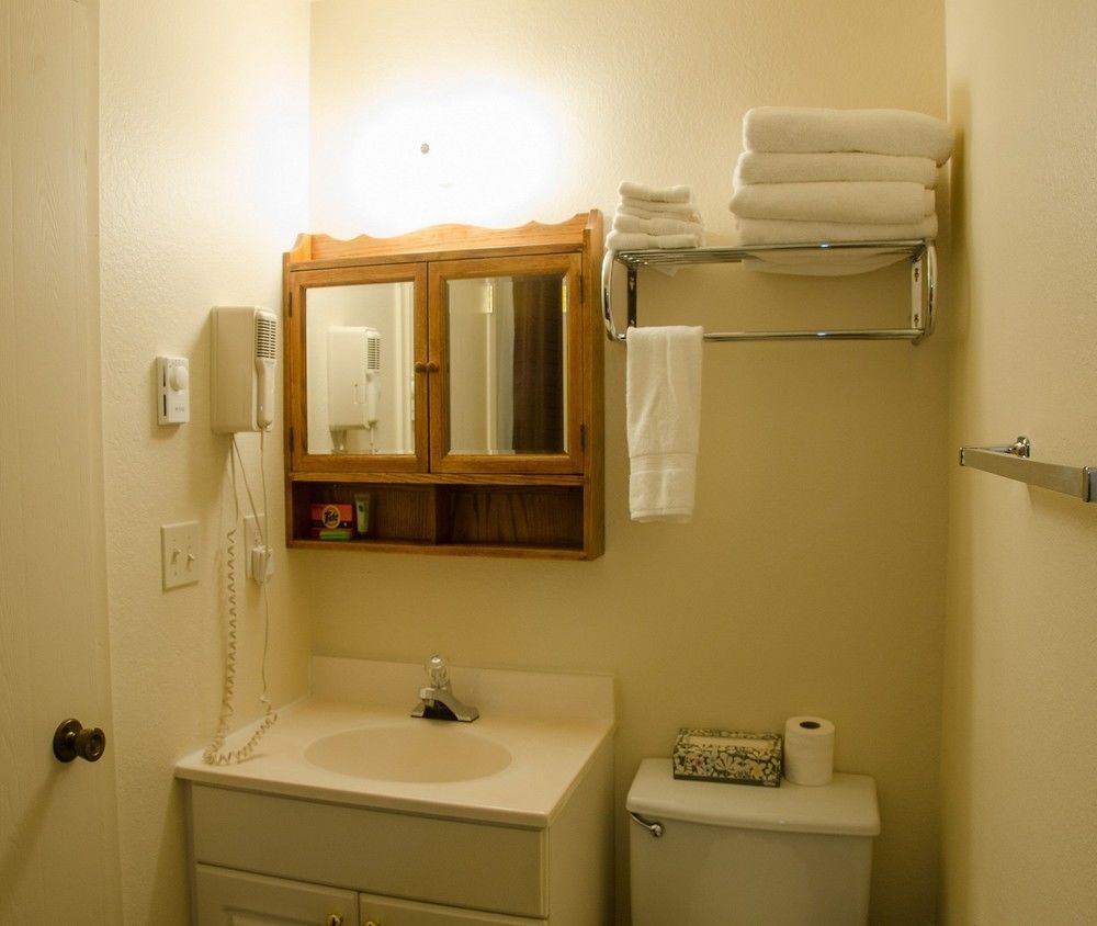 Bond Hotel & Extended Stay - photo 10