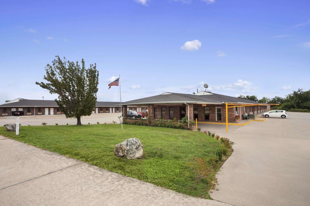 Super 8 by Wyndham Henryetta - photo 3