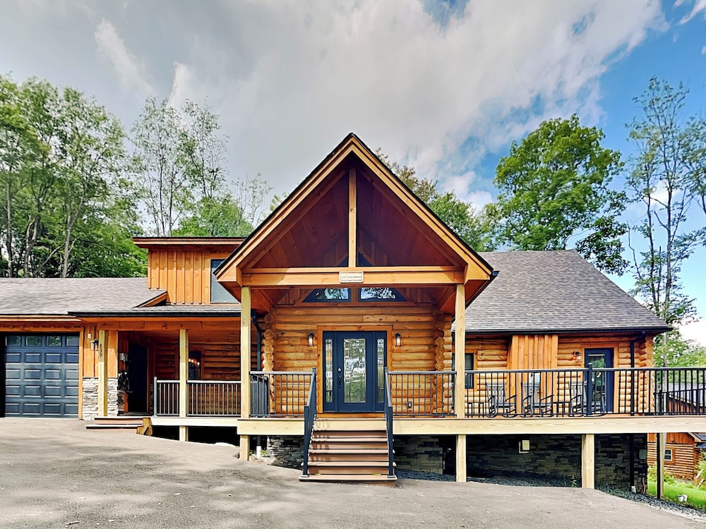 Honey Bear Hideaway - carbon neutral hotel in Mchenry