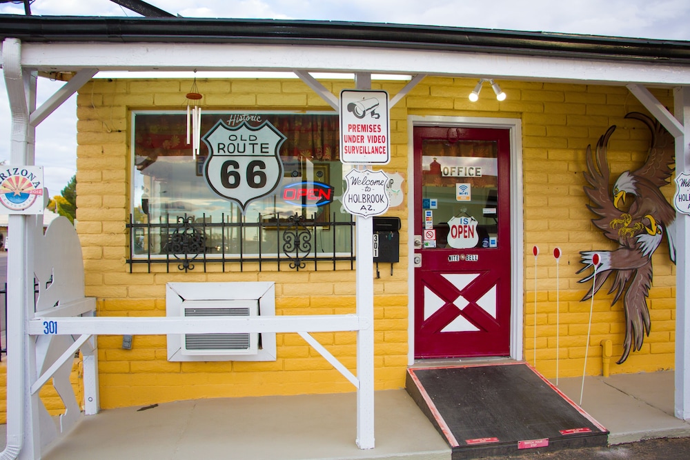 Brad's Desert Inn - photo 7