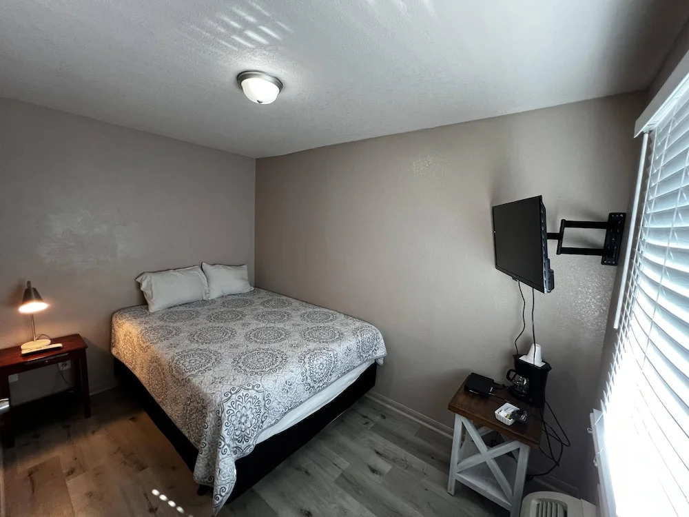 The 409 Bolivar Beach Hotel - photo 2