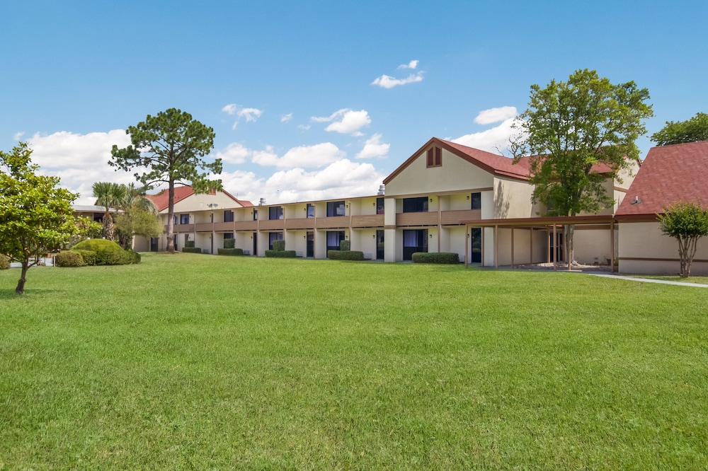 Red Roof Inn & Suites Brunswick I 95 - photo 31
