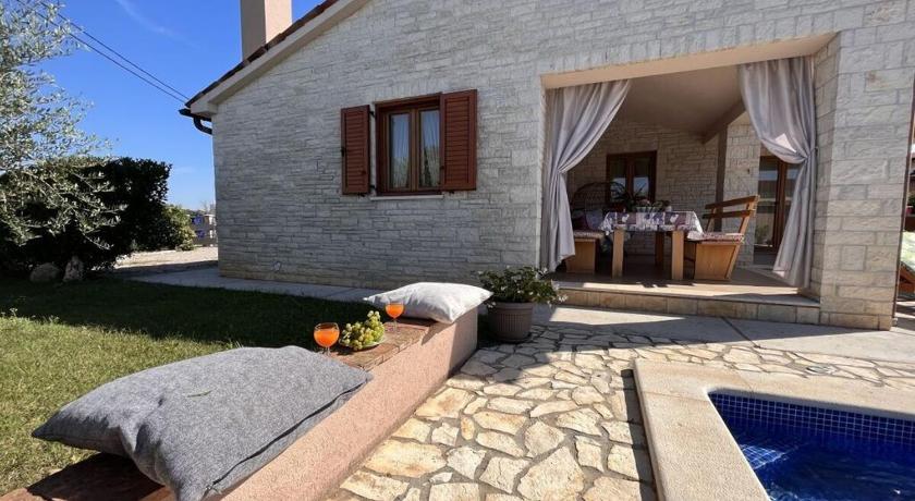 Villa van steen Mirela — 4-Star Luxury Hotel in Barban, Croatia