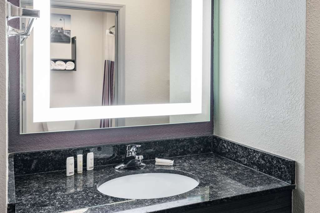 La Quinta Inn & Suites by Wyndham Norfolk - photo 18
