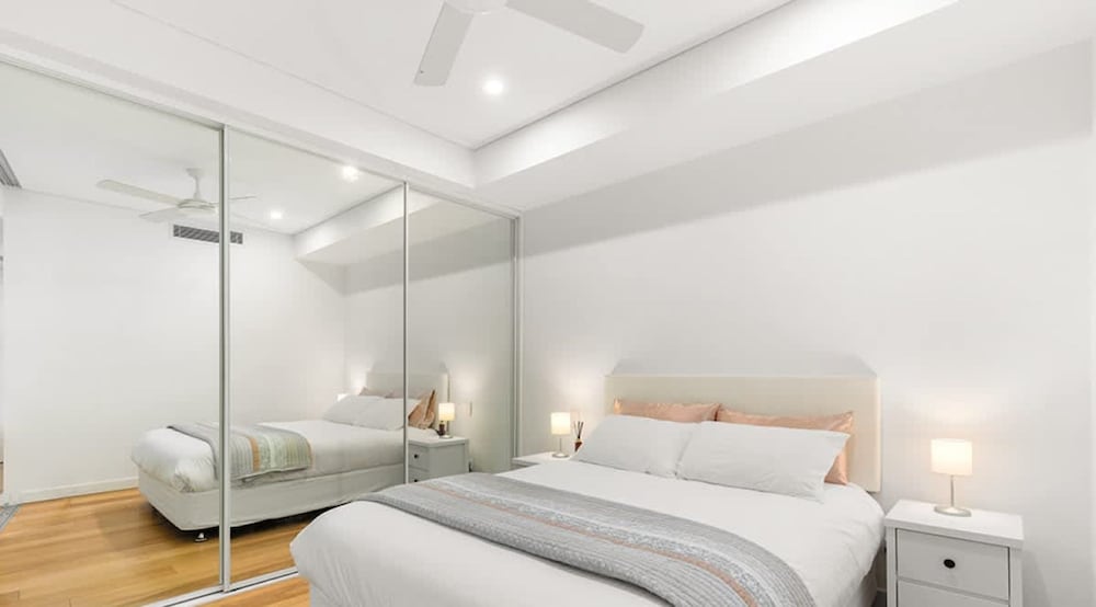 Central stylish 1 bedroom with balcony and air con — 4-Star Luxury Hotel in Sydney, Australia