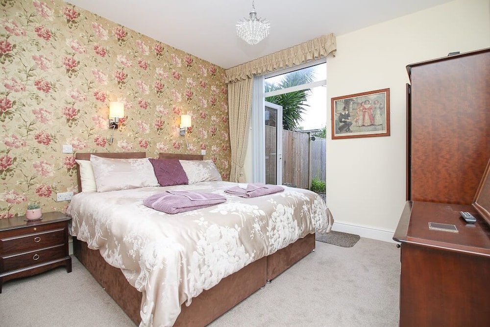The Beach House Luxury Rooms Weston Super Mare — 5-Star Luxury Hotel in Weston-Super-Mare, United Kingdom