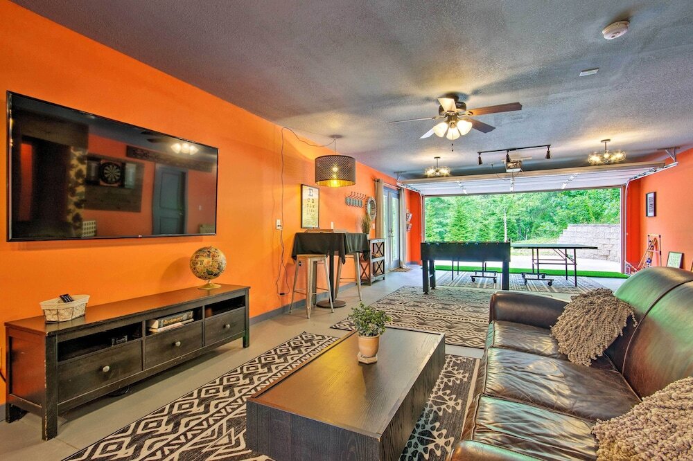 8 Mi to Asheville Fun Home with Deck and Game Room — 4-Star Luxury Hotel in Fairview, United States
