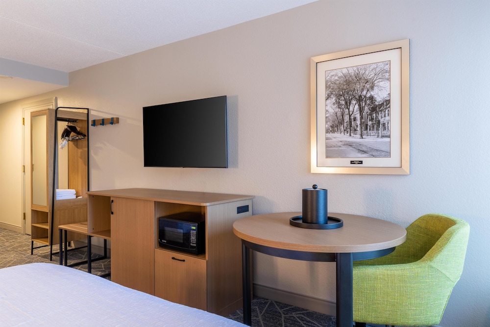 Hampton Inn Portsmouth Central - photo 21