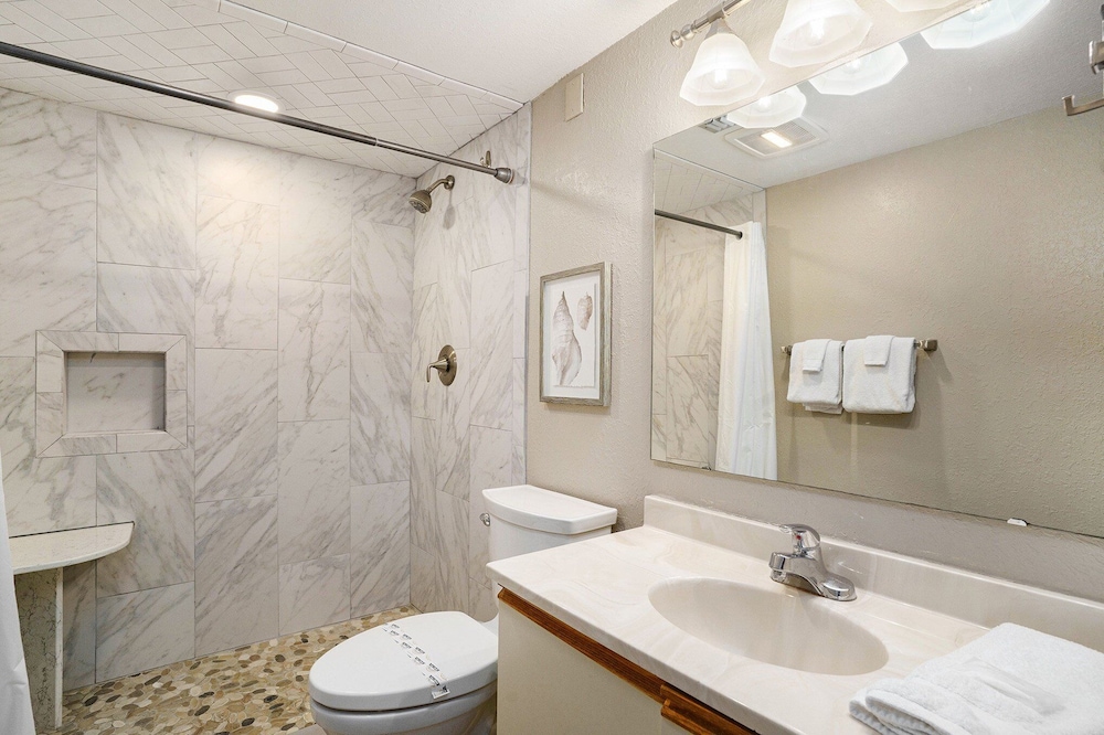 1011 Waters Edge Resort 2 Bedroom Condo by RedAwning - photo 13