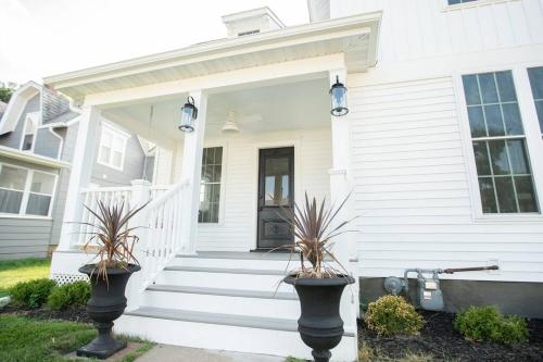 Restored Queen Anne Cottage — 4-Star Luxury Hotel in Maquoketa, United States