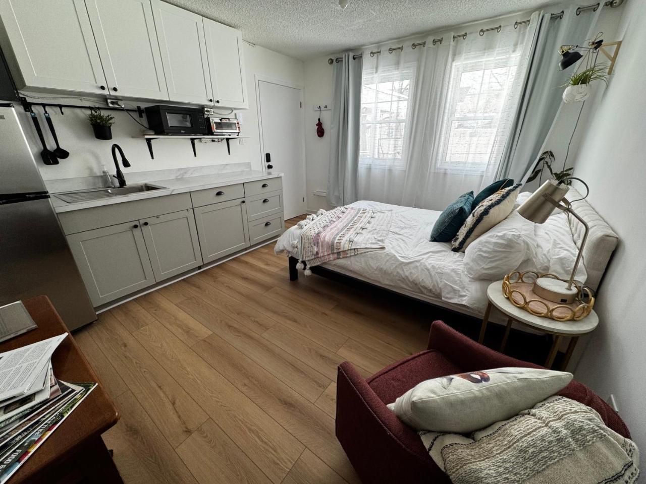 Nookside Nest Studio Queen Parking Kitchenette — Smiths Falls