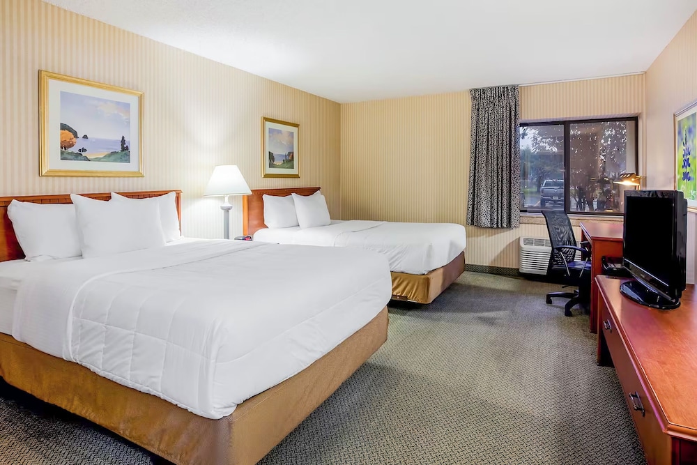 Norwood Inn and Suites Detroit - photo 10