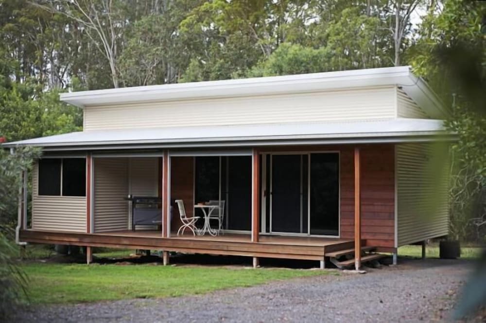 Crookneck Retreat — 4-Star Luxury Hotel in Glass House Mountains, Australia