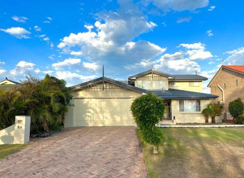 Ponderosa Pet Friendly Luxury on the Water Holiday Yamba in Yamba, Australia