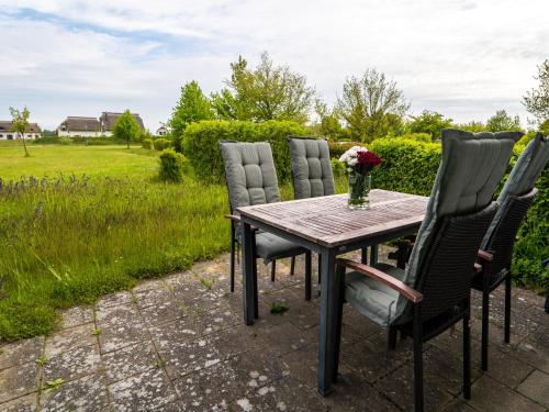 Feriendorf Rugana Komfortplus Appartement mit 1 Schlafzimmer und Terrasse B02 — 4-Star Luxury Hotel in Dranske, Germany