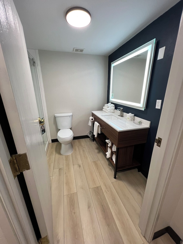 Wingate by Wyndham Dublin Near Claytor Lake State Park - photo 36