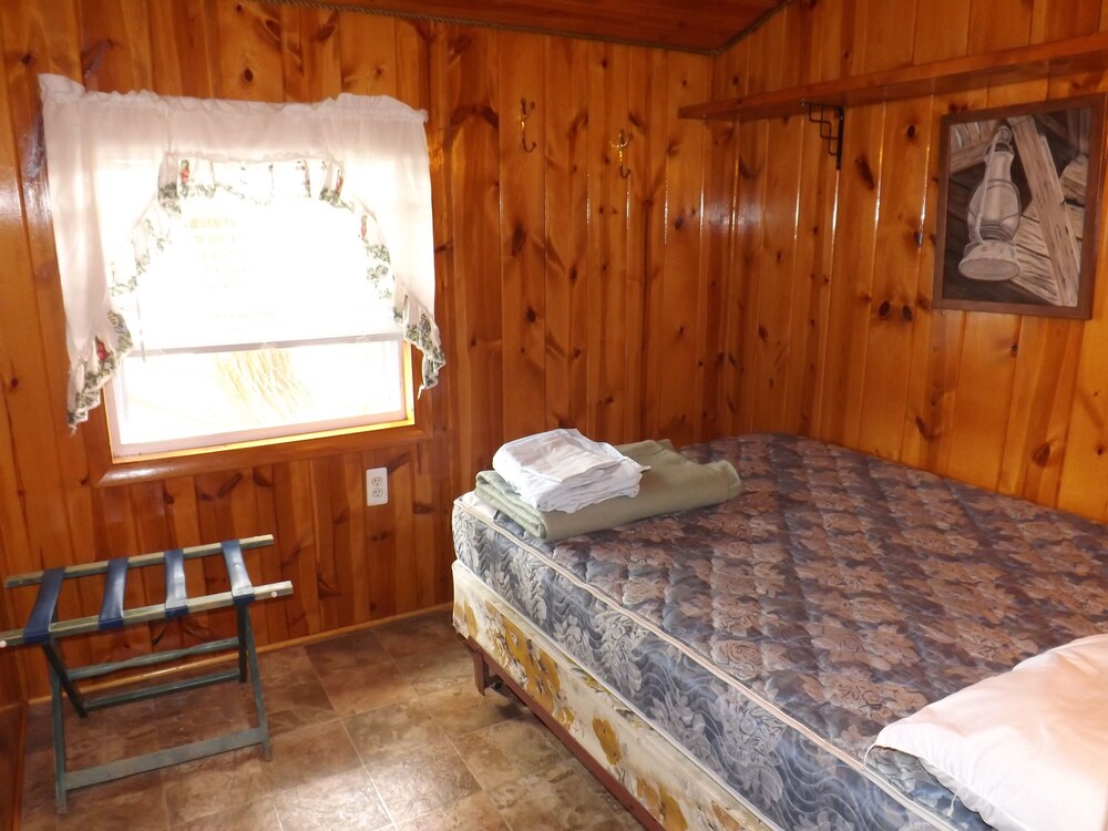 Crooked Lake Resort Cabin 4 - photo 27