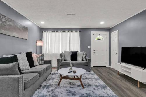 Daniel S Midtown Retreat Pet Friendly 5 Beds Centrally Located — Montgomery