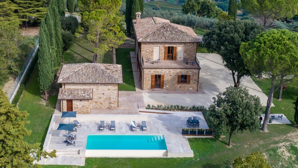 Villa Anna Elisa 8 — 4-Star Luxury Hotel in Bevagna, Italy