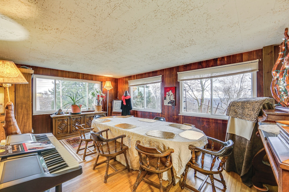 Rustic Chic Retreat: 4 Mi to Kennywood — hotel in West Mifflin